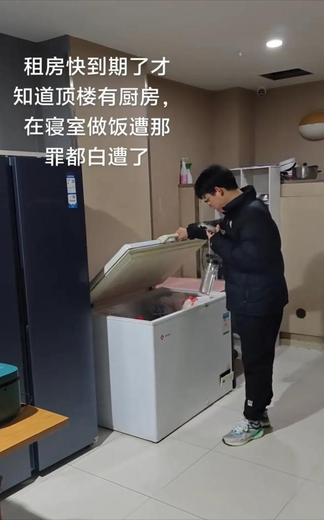 期才发现有厨房在卧室做了近一年的饭。尊龙AG人生就是博笑惨了男子租房快到(图2)